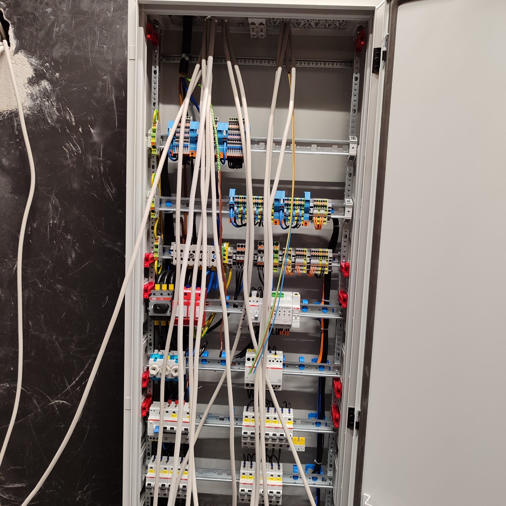 Hľadáme partiu 3 priemyselných elektrikárov – halová inštalácia | Hamburg (Nemecko) 