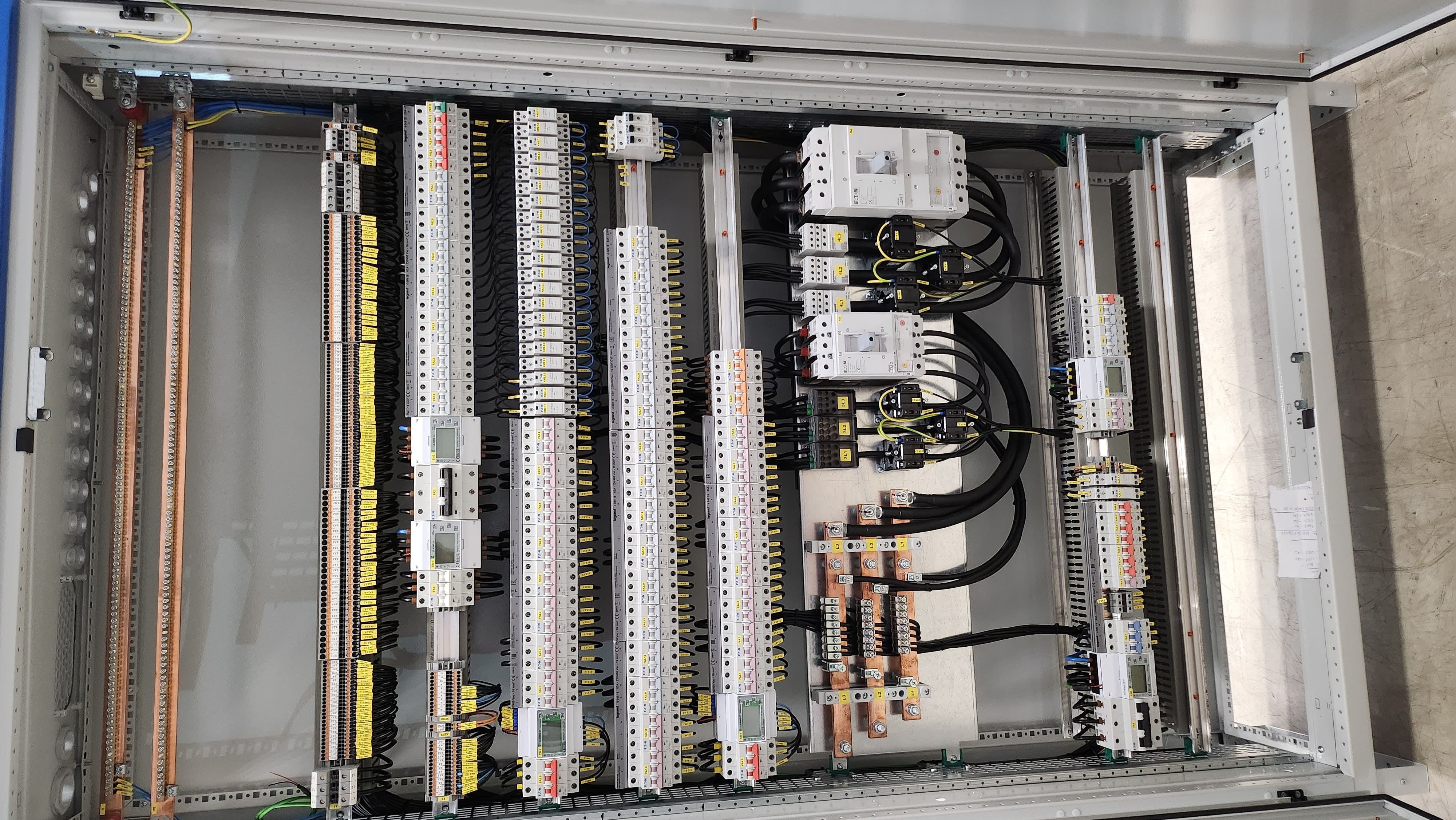 Hľadáme 2 elektrikárov výroba a zapájanie rozvádzačov | Berlín (Nemecko)
